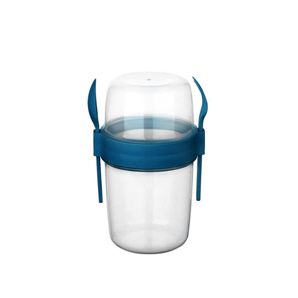 وعاء زبادي وحبوب من طبقتين مع ملعقة